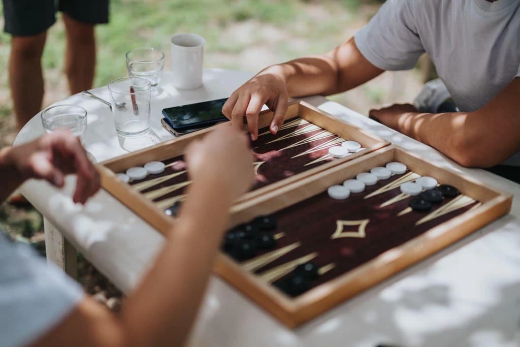 Initiation au Backgammon — Découvrez les règles du jeu !